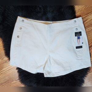 NEW Sofia White High Rise Pull-on Julieta Shorts Women's Plus Size 18